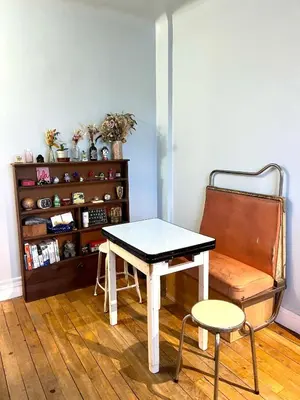 Coin salon dans l'établissement Cosy T2 apartment with balcony, Goncourt, Paris 10