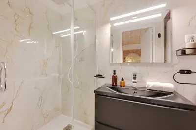 Salle de bains dans l'établissement Charming apartment - AC- 2BD-8P - Port Royal