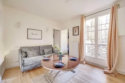 Coin salon dans l'établissement Charming apartment - 1BR-4P- Gare de l'Est