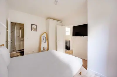 Télévision ou salle de divertissement dans l'établissement Charming apartment - 1BR-4P- Gare de l'Est
