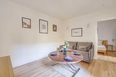 Coin salon dans l'établissement Charming apartment - 1BR-4P- Gare de l'Est