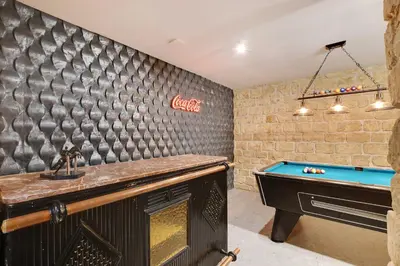 Billard dans l'établissement Charming Apt - AC - 2BR-6P - Near Bastille
