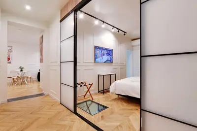 Télévision ou salle de divertissement dans l'établissement Charming Apt - AC - 2BR-6P - Near Bastille