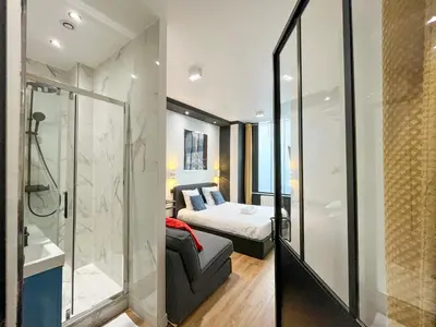 Un ou plusieurs lits dans un hébergement de l'établissement UrbanFlat 173 - Beautiful Apartment near Montparnasse