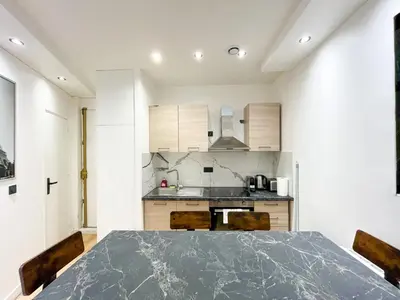 Cuisine ou kitchenette dans l'établissement UrbanFlat 173 - Beautiful Apartment near Montparnasse