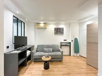 Télévision ou salle de divertissement dans l'établissement UrbanFlat 173 - Beautiful Apartment near Montparnasse
