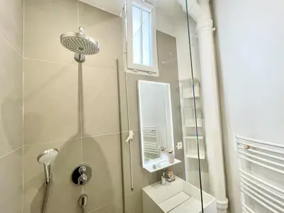 Salle de bains dans l'établissement Parisian Home 2 bedrooms Montorgueil 090