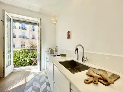 Cuisine ou kitchenette dans l'établissement Parisian Home 2 bedrooms Montorgueil 090