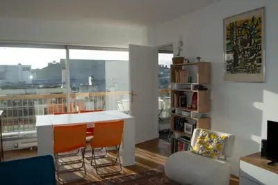 Coin salon dans l'établissement Appartement calme près du Marais balcon
