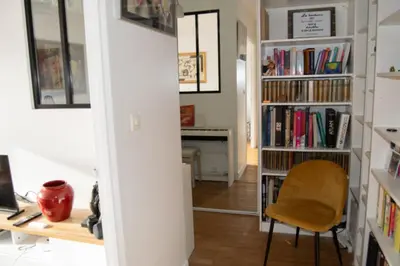 Bibliothèque dans l'appartement