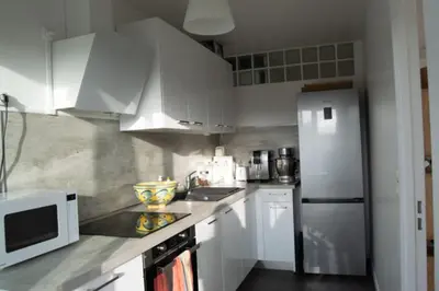 Cuisine ou kitchenette dans l'établissement Appartement calme près du Marais balcon