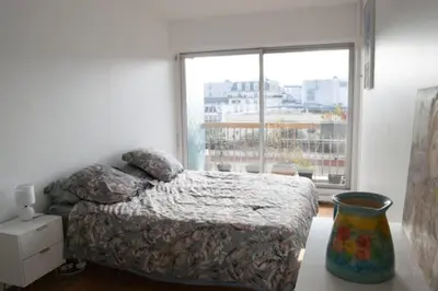 Un ou plusieurs lits dans un hébergement de l'établissement Appartement calme près du Marais balcon