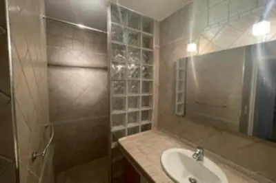Salle de bains dans l'établissement Appartement calme près du Marais balcon