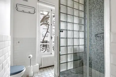 Salle de bains dans l'établissement Hawkins Suite Park View in Paris