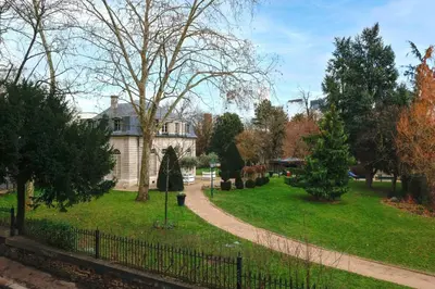 Jardin de l'établissement Hawkins Suite Park View in Paris