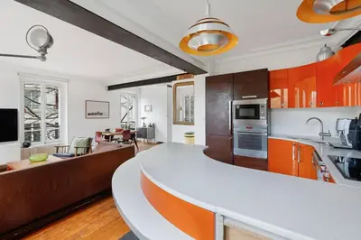 Cuisine ou kitchenette dans l'établissement Hawkins Suite Park View in Paris