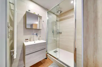 Salle de bains dans l'établissement Historical apartment in the heart of Paris - 2