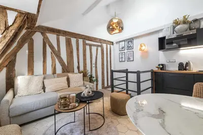 Coin salon dans l'établissement Historical apartment in the heart of Paris -6
