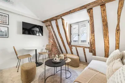 Coin salon dans l'établissement Historical apartment in the heart of Paris -6
