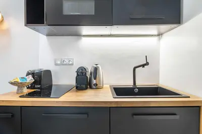 Cuisine ou kitchenette dans l'établissement Historical apartment in the heart of Paris -6