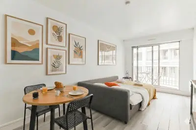 Un ou plusieurs lits dans un hébergement de l'établissement Cozy Comfortable Studio in the Heart of Paris 12th