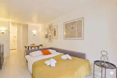 Un ou plusieurs lits dans un hébergement de l'établissement Cozy Comfortable Studio in the Heart of Paris 12th