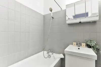 Salle de bains dans l'établissement Cozy Comfortable Studio in the Heart of Paris 12th