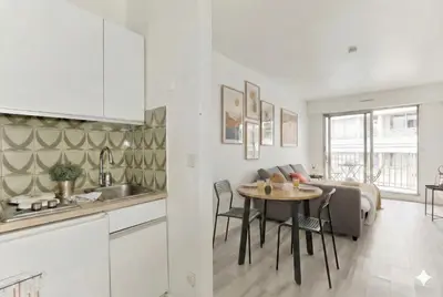 Cuisine ou kitchenette dans l'établissement Cozy Comfortable Studio in the Heart of Paris 12th