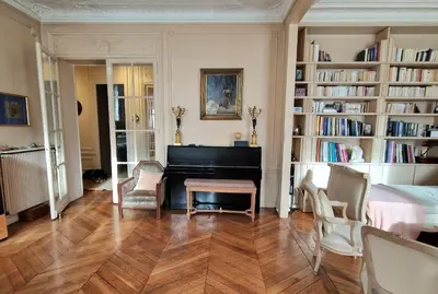 Coin salon dans l'établissement 2 Private rooms in an Elegant Haussmannian Appartement