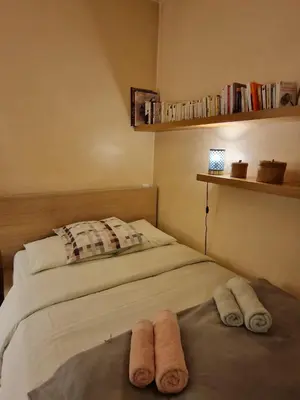 Un ou plusieurs lits dans un hébergement de l'établissement 2 Private rooms in an Elegant Haussmannian Appartement