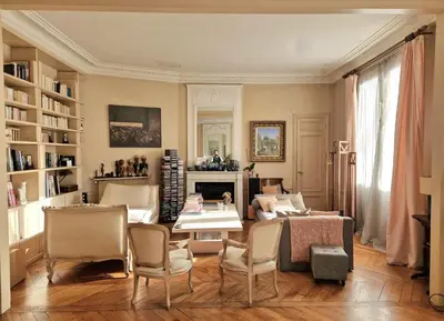 Coin salon dans l'établissement 2 Private rooms in an Elegant Haussmannian Appartement