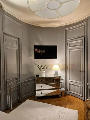 Un ou plusieurs lits dans un hébergement de l'établissement 2 Private rooms in an Elegant Haussmannian Appartement