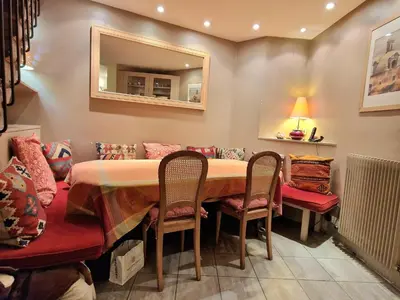 Coin salon dans l'établissement 2 Private rooms in an Elegant Haussmannian Appartement