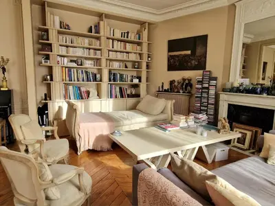 Coin salon dans l'établissement 2 Private rooms in an Elegant Haussmannian Appartement