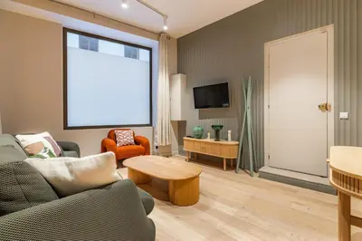 Télévision ou salle de divertissement dans l'établissement Elegant 3-room air-conditioned apartment in the heart of Paris 10