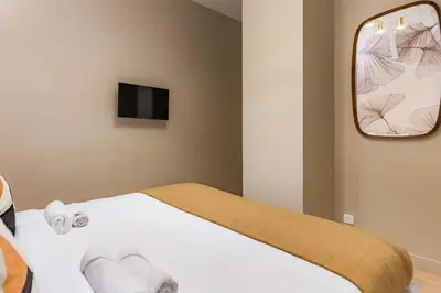 Un ou plusieurs lits dans un hébergement de l'établissement Elegant 3-room air-conditioned apartment in the heart of Paris 10