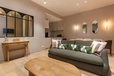 Cuisine ou kitchenette dans l'établissement Elegant 3-room air-conditioned apartment in the heart of Paris 10