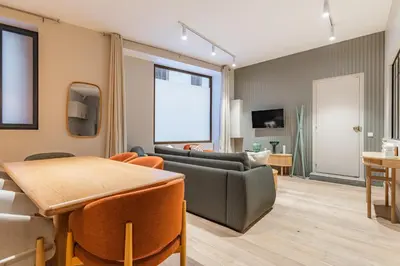 Coin salon dans l'établissement Elegant 3-room air-conditioned apartment in the heart of Paris 10