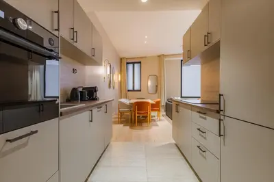 Cuisine ou kitchenette dans l'établissement Elegant 3-room air-conditioned apartment in the heart of Paris 10