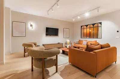 Télévision ou salle de divertissement dans l'établissement Large 4-room air-conditioned apartment with patio in Paris
