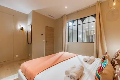 Un ou plusieurs lits dans un hébergement de l'établissement Large 4-room air-conditioned apartment with patio in Paris