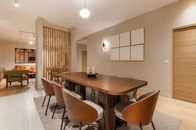 Coin salon dans l'établissement Large 4-room air-conditioned apartment with patio in Paris