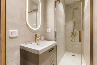 Salle de bains dans l'établissement Large 4-room air-conditioned apartment with patio in Paris