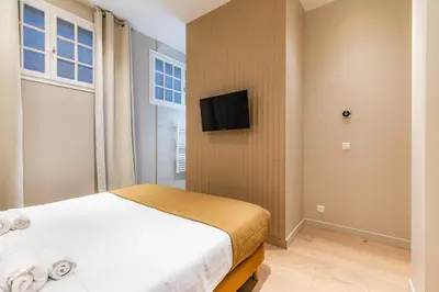 Un ou plusieurs lits dans un hébergement de l'établissement Large 4-room air-conditioned apartment with patio in Paris