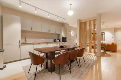 Cuisine ou kitchenette dans l'établissement Large 4-room air-conditioned apartment with patio in Paris