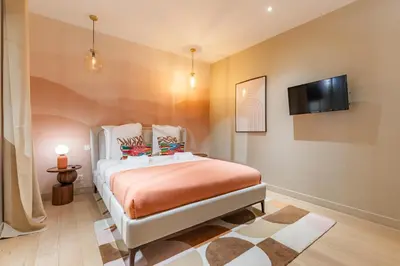 Un ou plusieurs lits dans un hébergement de l'établissement Large 4-room air-conditioned apartment with patio in Paris