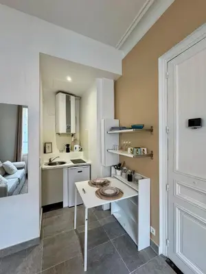 Cuisine ou kitchenette dans l'établissement Charming renovated studio, near Saint-Lazare, Paris