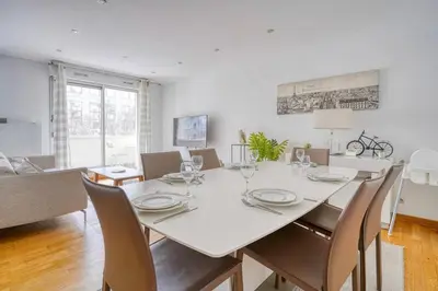 Télévision ou salle de divertissement dans l'établissement Spacious apartment near Bercy 2 Shopping Center with Balcony and Free Parking