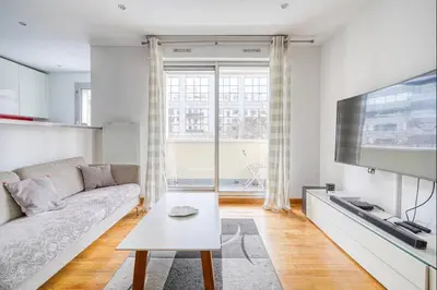 Télévision ou salle de divertissement dans l'établissement Spacious apartment near Bercy 2 Shopping Center with Balcony and Free Parking