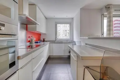 Cuisine ou kitchenette dans l'établissement Spacious apartment near Bercy 2 Shopping Center with Balcony and Free Parking